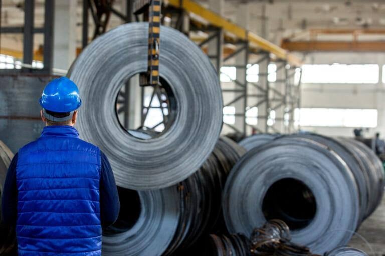 worker-blue-construction-helmet-768x512