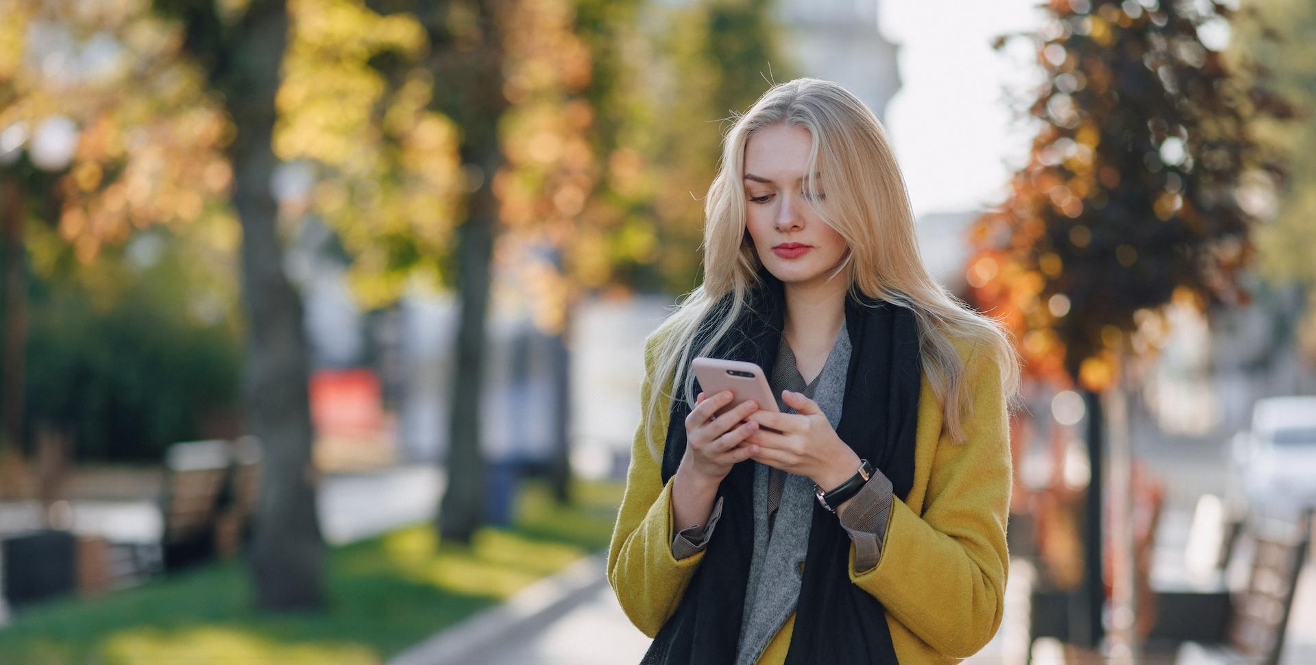 Blonde-woman-with-smartphone