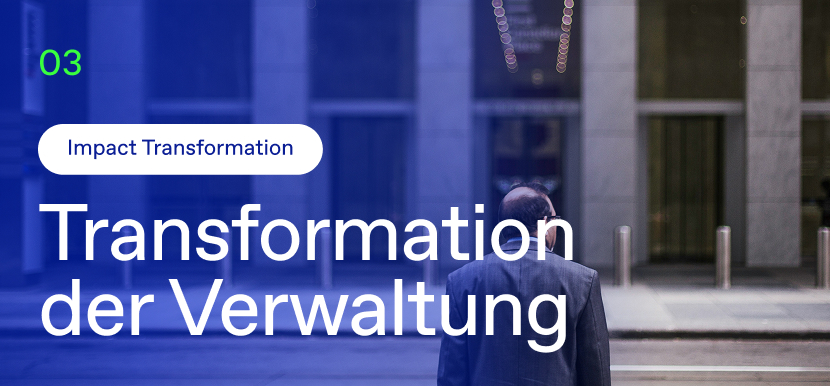 Mann vor Verwaltungsgebäude Mann vor Verwaltungsgebäude
