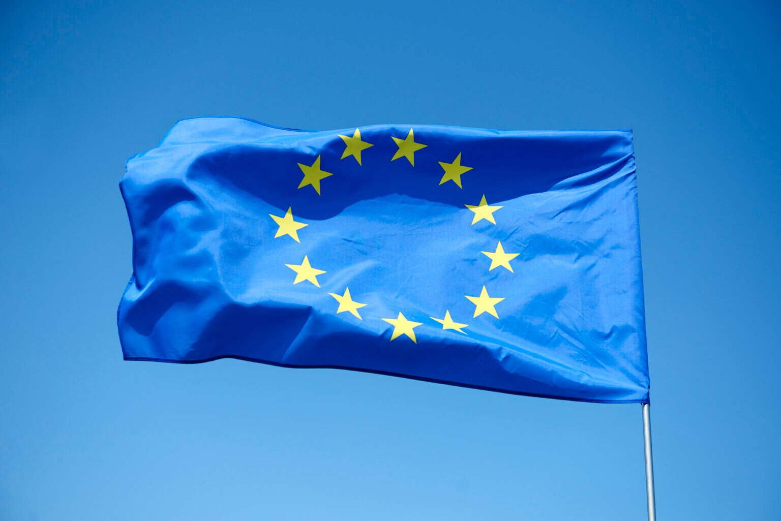 european-union-flag-blue-background-1536x1025