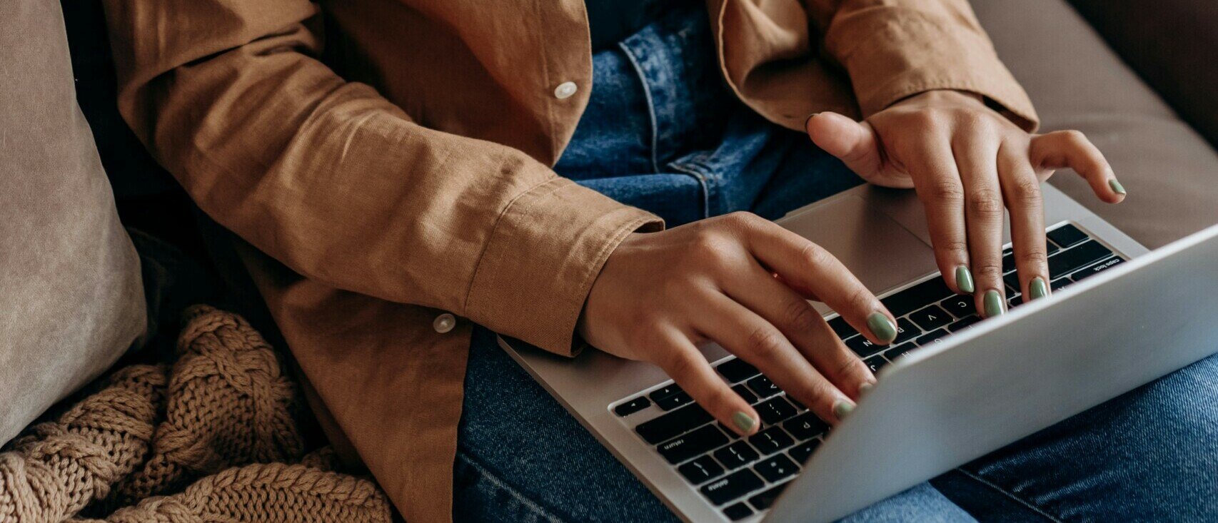 Frau arbeitet am Computer für digitale Transformation mit Atlassian