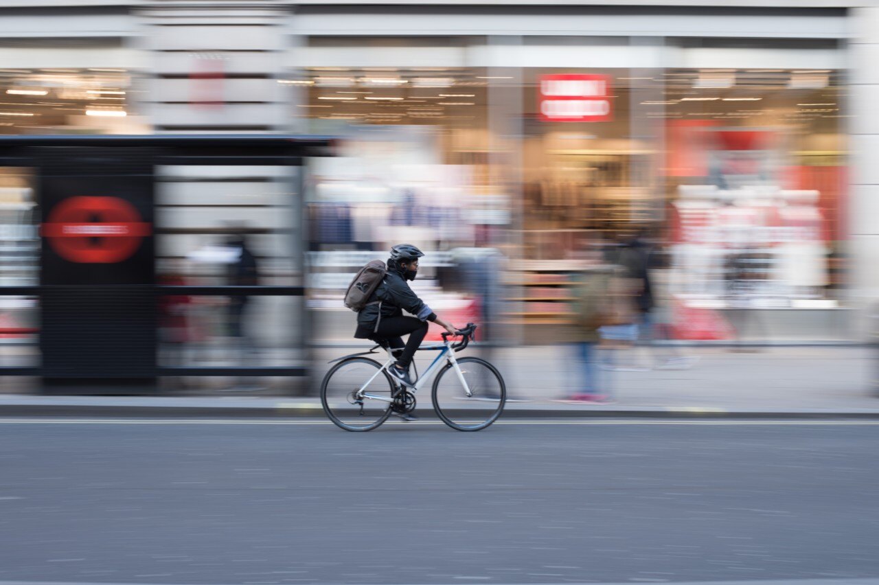 Fahrradfahrer auf dem Weg zur digitalen Transformation mit Atlassian