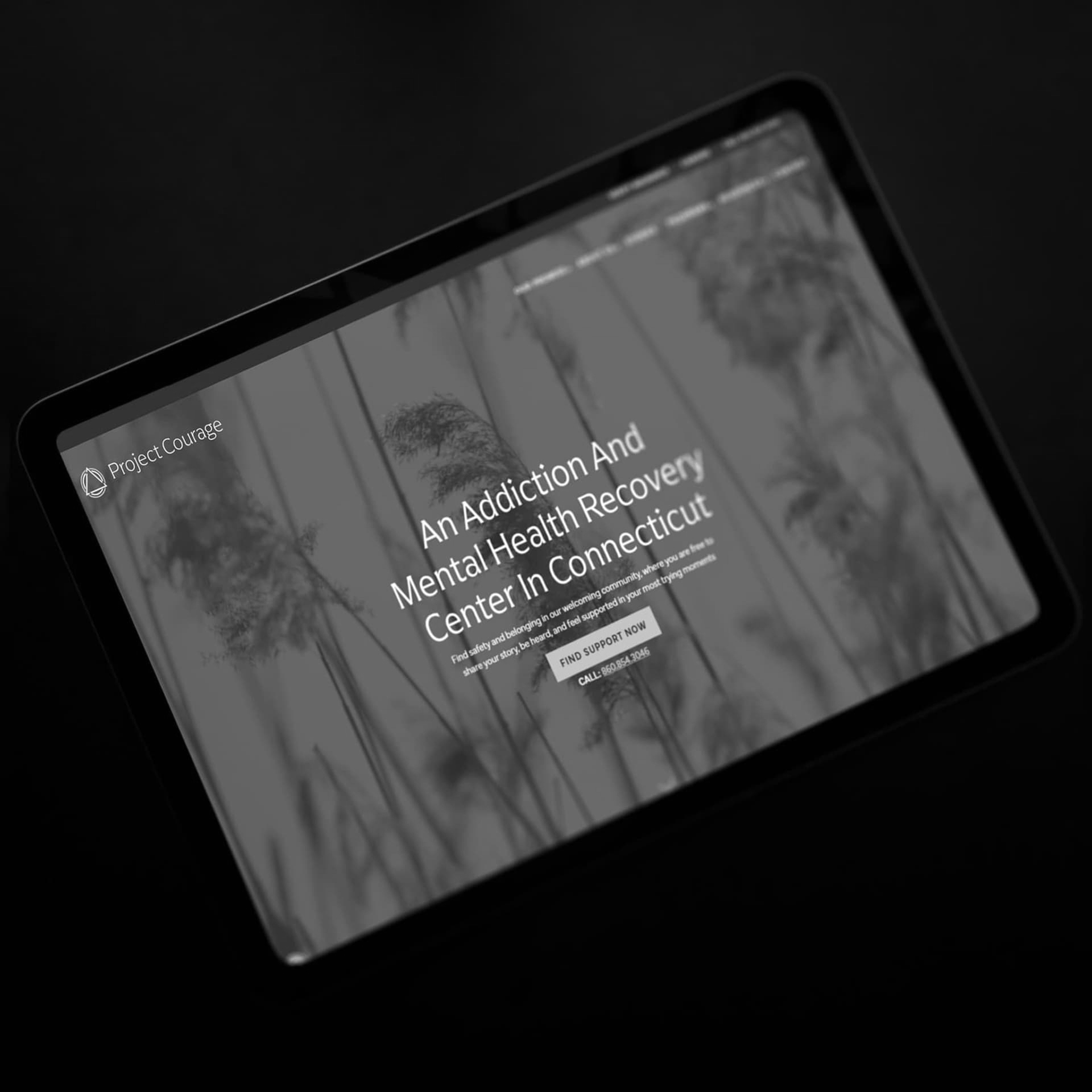 Tablet zeigt "Project Courage" Website