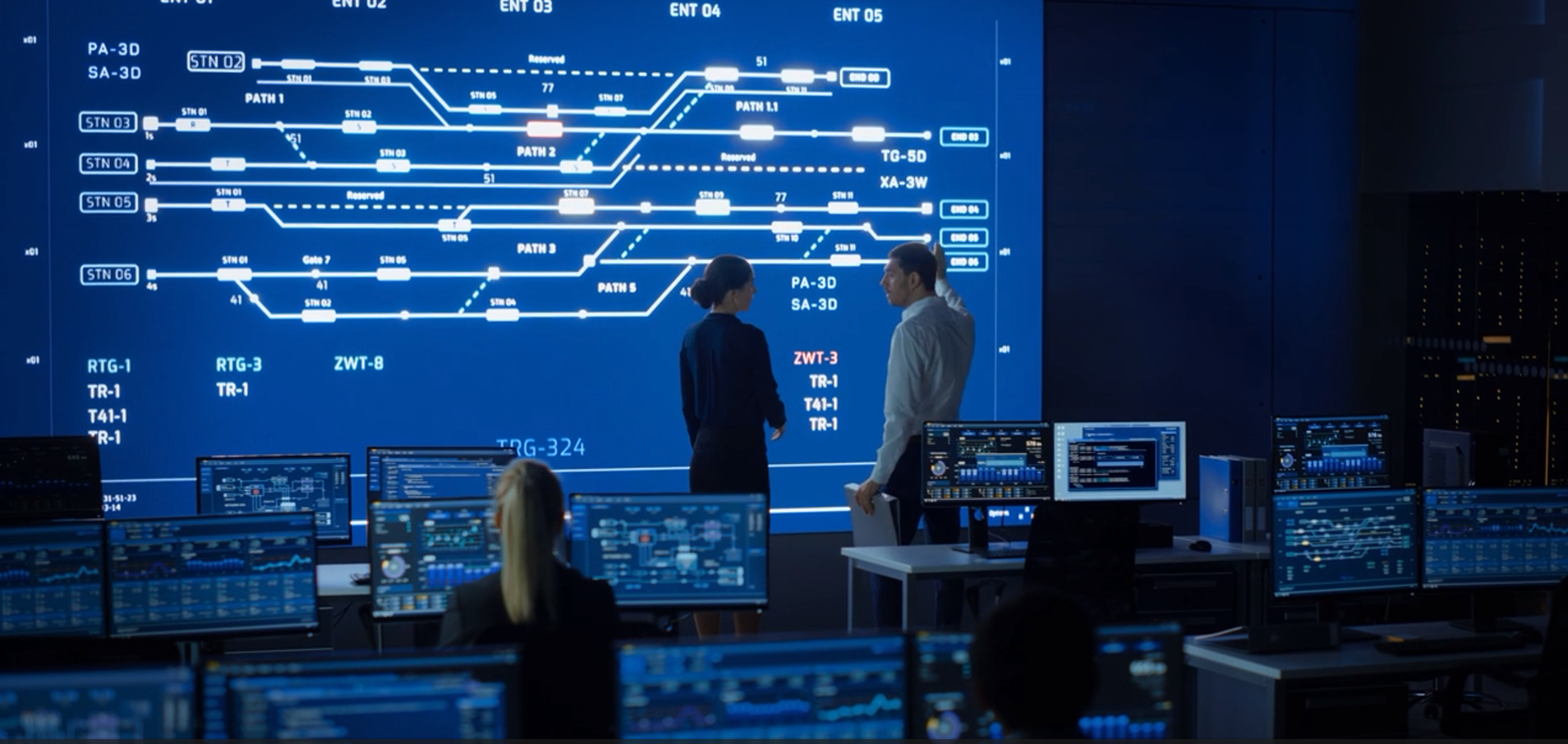 Personen vor einer digitalen Wand