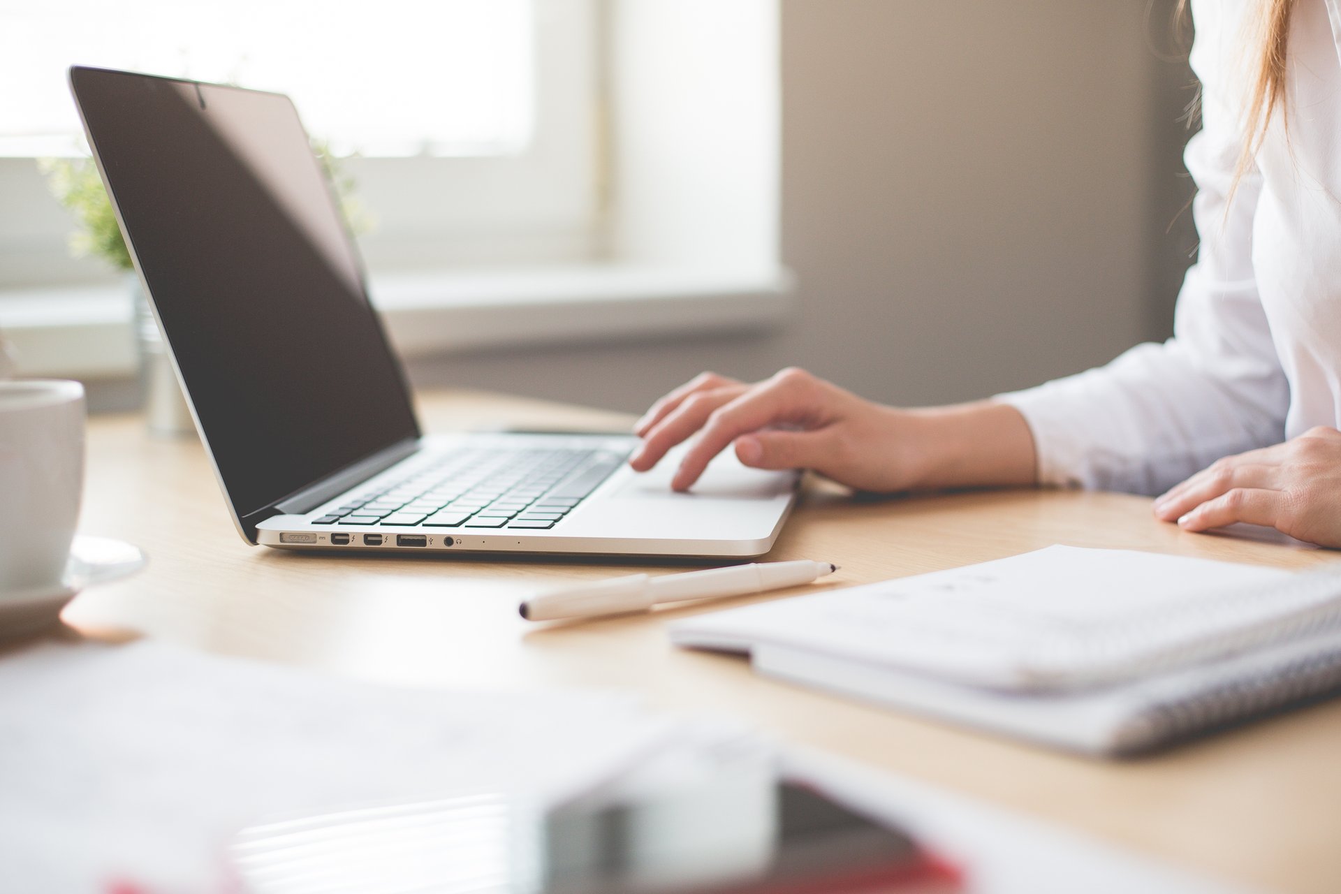 business-woman-working-on-laptop-in-her-office-picjumbo-com