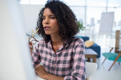 Weibliche führungskraft arbeitet am computer am schreibtisch