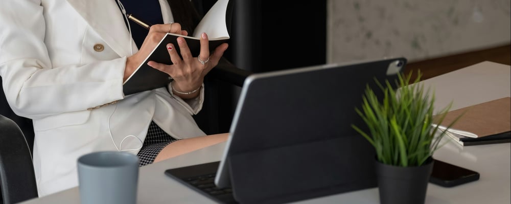 monitoring_computer_woman_laptop-1