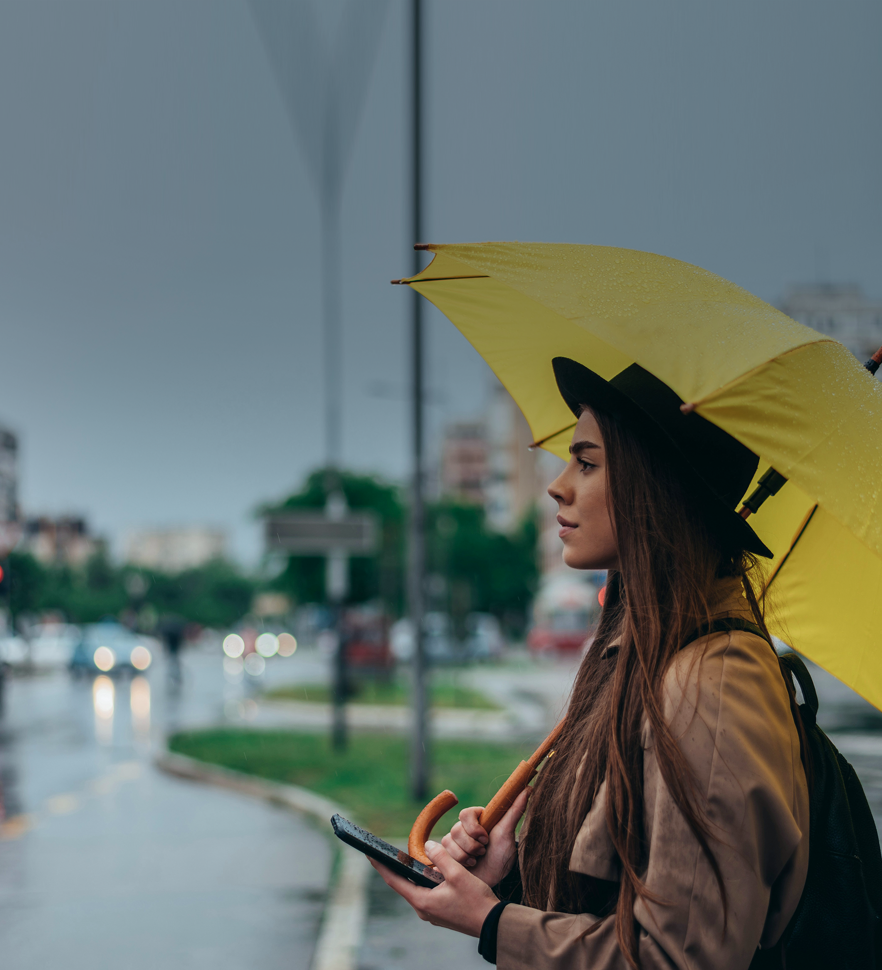 Frau mit Regenschirm