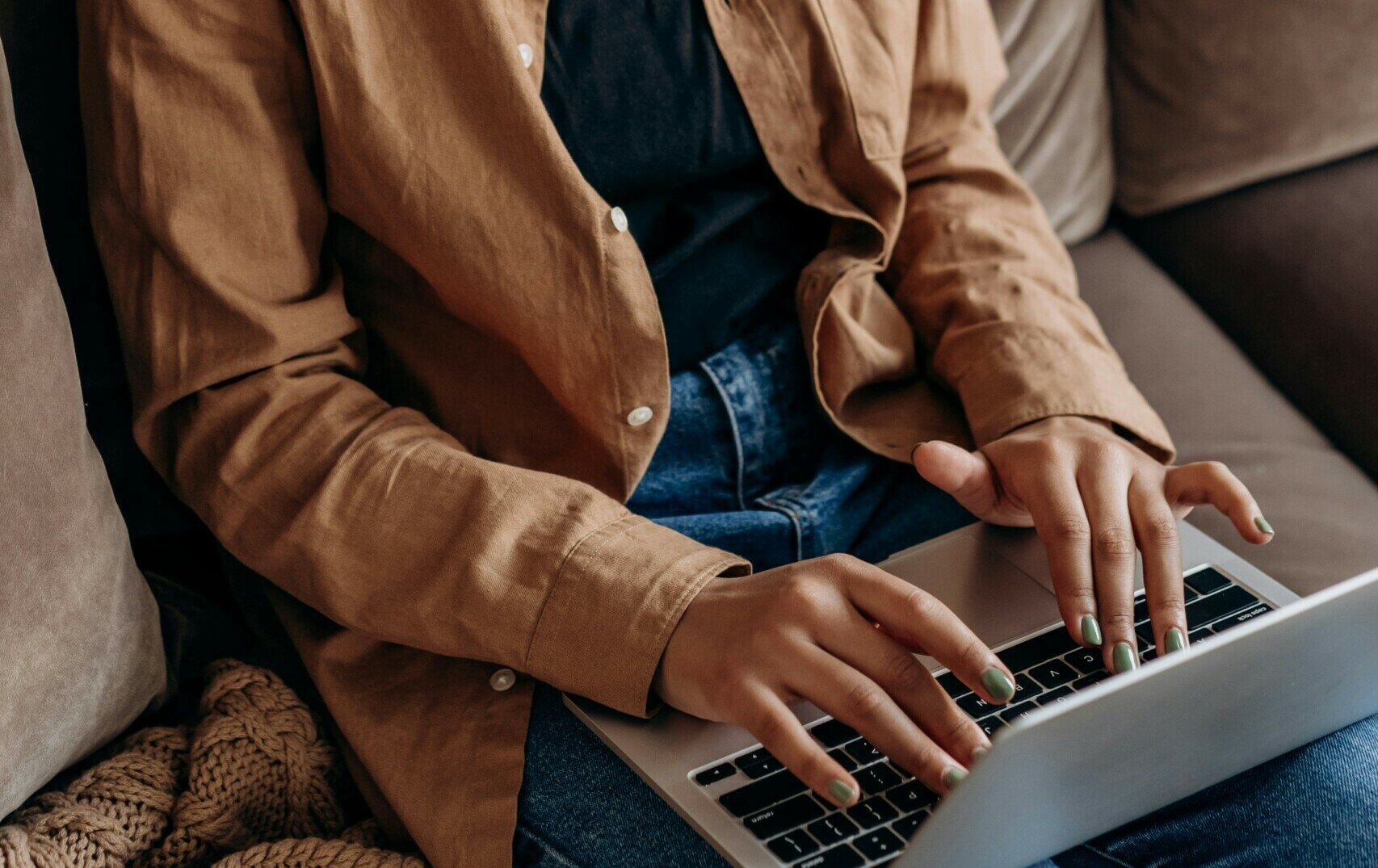 Person tippt auf Laptop-Tastatur