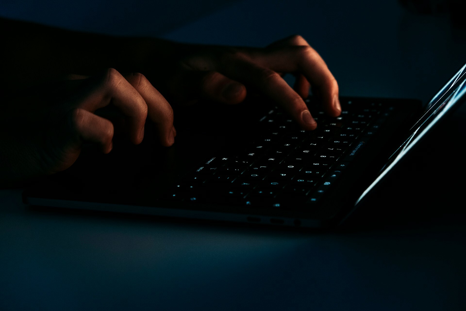 Cybersecurity Engineer bei der Arbeit