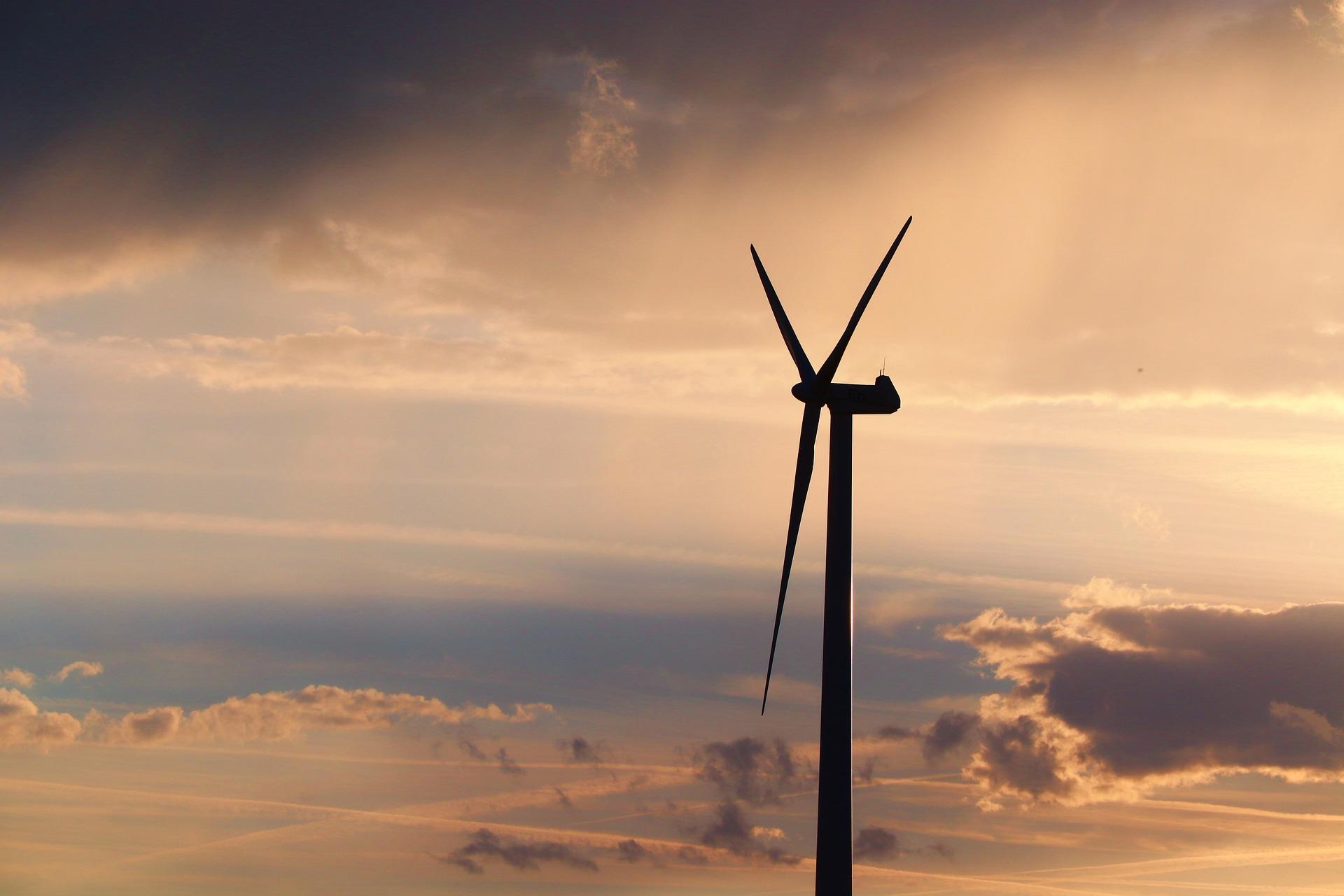 Windrad mit Himmel im Hintergrund